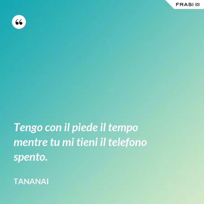 Tengo con il piede il tempo mentre tu mi tieni il telefono spento. - Tananai
