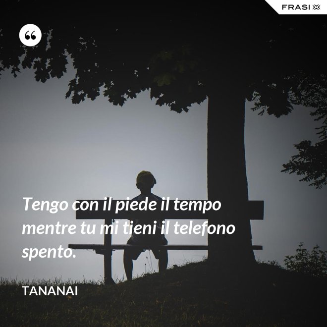 Tengo con il piede il tempo mentre tu mi tieni il telefono spento. - Tananai